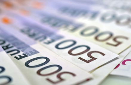Euro creşte cu 0,4% faţă de leu, cel mai ridicat ritm din ultimele 14 luni, şi ajunge la 4,536 lei. Dolarul, plus 2,7% la cursul BNR, cel mai ridicat avans din ianuarie 2015