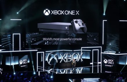 Microsoft lanseaza consola Xbox One X