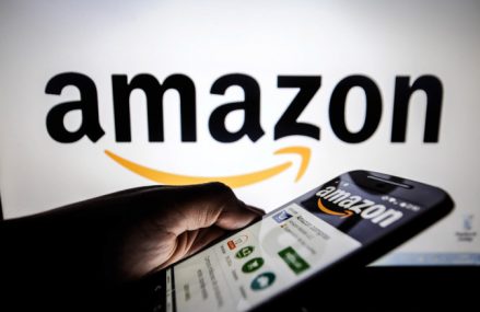Amazon investighează angajați suspectați de luare de mită