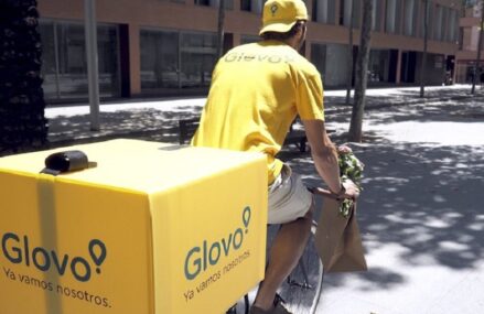 Compania germană Delivery Hero devine acționarul majoritar al Glovo. Recent, Delivery Hero a vândut operațiunile din România ale Foodpanda către compania spaniolă