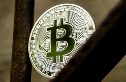Undă de şoc pe piaţa cripto: Criptomonedele se prăbuşesc, cu bitcoin în scădere cu 7% şi ether cu 8% în ultimele 24 de ore