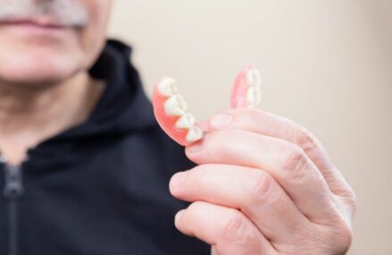 Ce alegem intre un implant dentar si proteza dentara fixa?