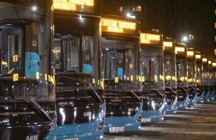 FOTO Protecția Consumatorului a intrat la STB și a oprit peste 80 de autobuze și tramvaie să iasă pe traseu. Nicușor Dan acuză "bâta PSD"